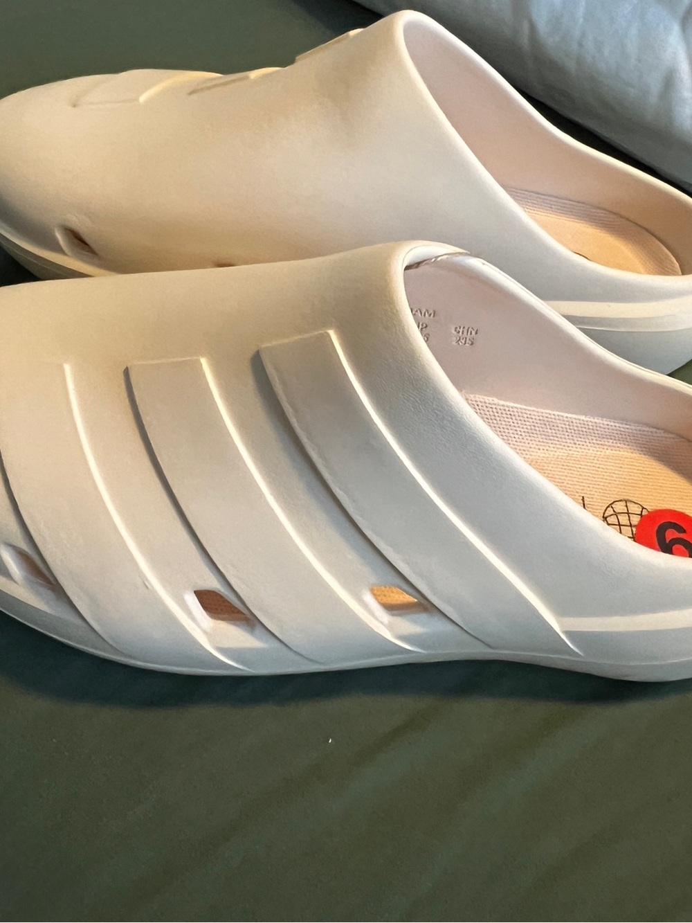 Unisex Cream Slip-On Adidas Clog - Lightweight Comfort. Men’s 5. Women’s 6.